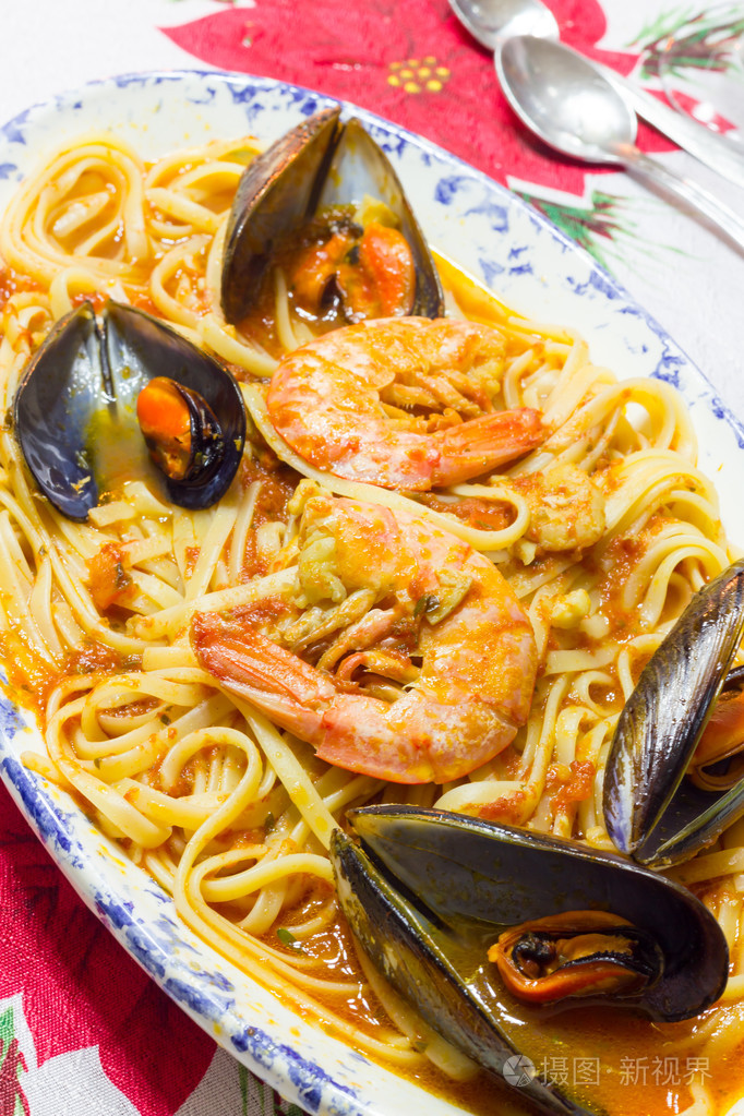 板的意大利海鲜面