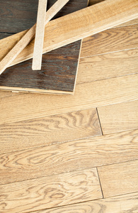 broshirovanny 实木复合地板橡木地板上的样本，