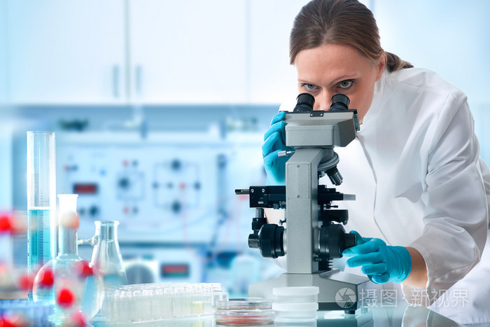 科学家通过显微镜看照片-正版商用图片0al5q8-摄图新视界