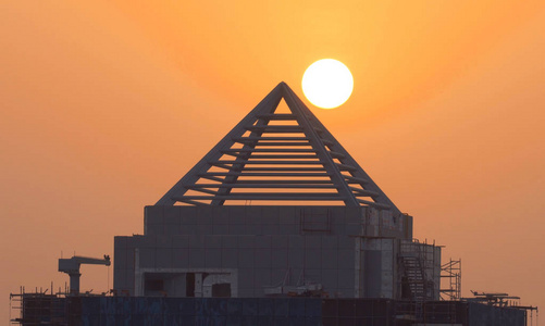 迪拜摩天大楼屋顶后面的日出