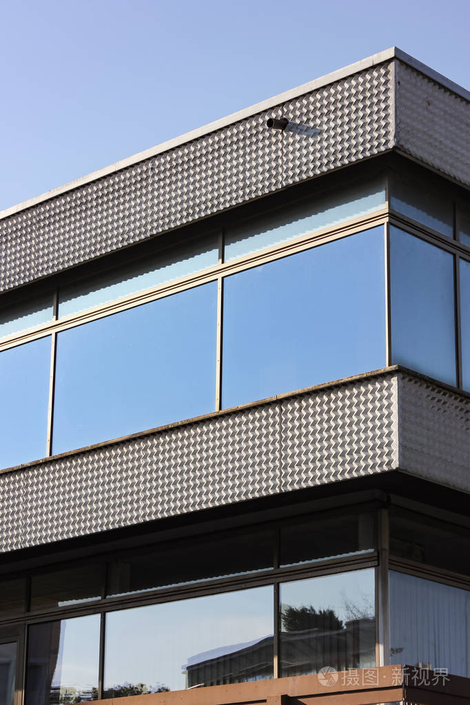 带蓝天和窗户的办公楼外立面