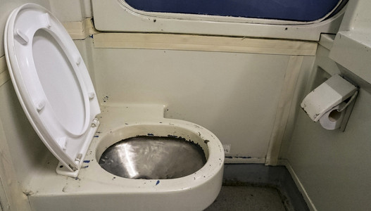 绿皮老火车火车里的老旧厕所照片