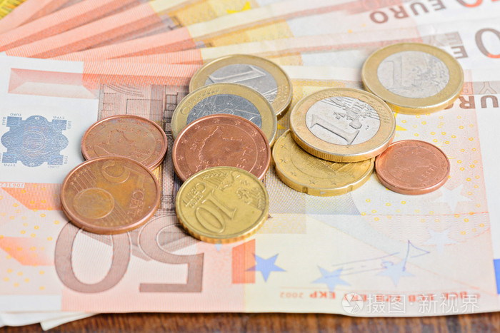 钱欧元硬币和纸币