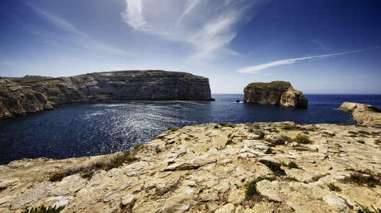 马耳他岛 戈佐岛 dweira 泻湖 帆船的视图和海岸线岩石附近的天青窗口岩