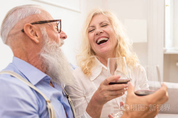 资深夫妇在60的乐趣在家里欢快的已婚夫妇肖像, 关于教龄和关系的概念