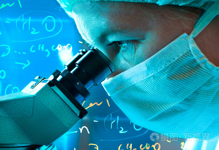 科学家通过显微镜看照片-正版商用图片0al8k0-摄图新视界