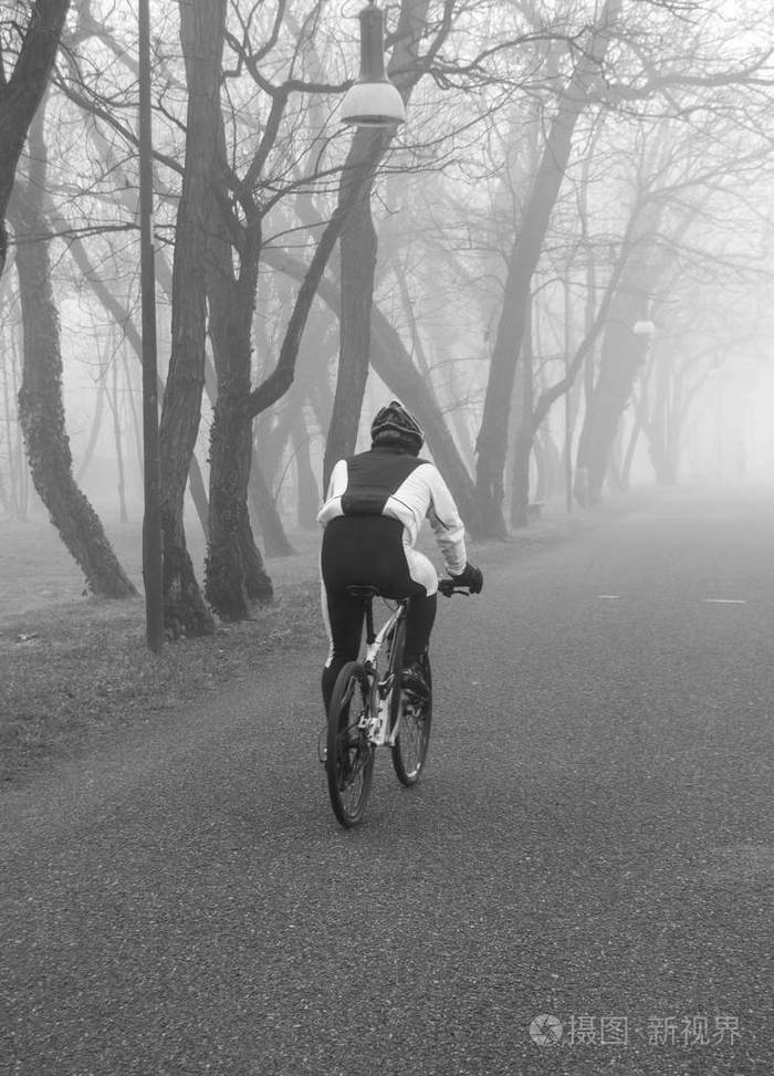 一个在雾中循环的人