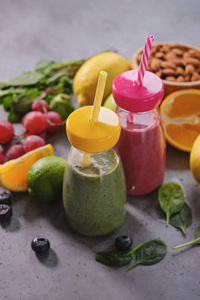 五颜六色的冰沙, 健康排毒的维生素饮食。素食饮料与新鲜水果