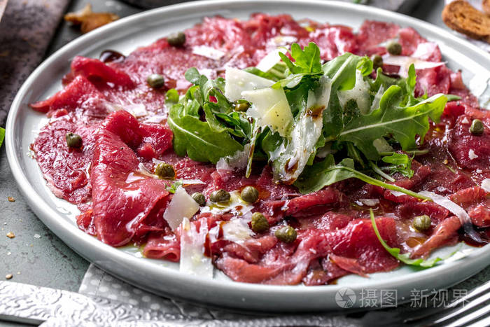 薄片牛肉片配芥末和干酪