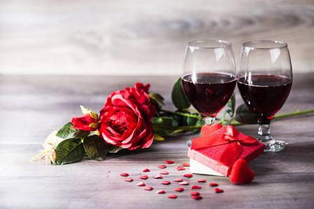 情人节庆祝概念.复制空间红酒瓶, 两杯葡萄酒, 木桌纸袋里的玫瑰.