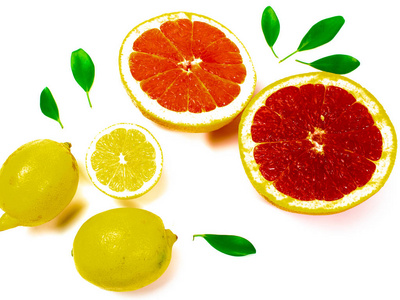 在白色背景的新鲜成熟柑橘果实的一半