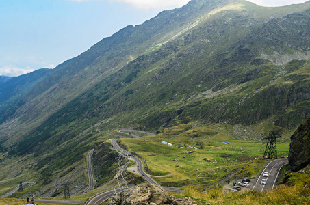 Fagaras 山的 Transfagarasan 路, 喀尔巴阡山绿草和岩石, 云中的山峰