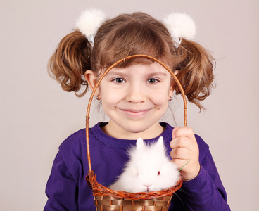 小女孩与小矮人的小兔子宠物图片