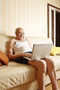 老年男性用的笔记本电脑