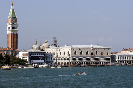 满屋子宫 schiavoni 码头和水在夏天威尼斯交通