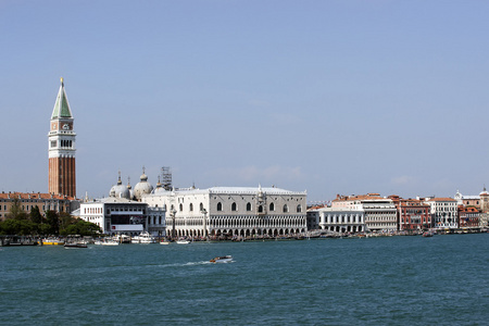 Schiavoni 码头 府邸宫和水在夏天威尼斯交通