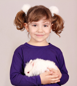 小女孩抱着小矮人的小兔子宠物图片