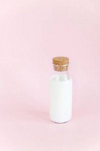 粉红色背景瓶牛奶
