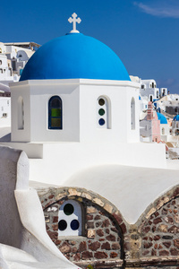 蓝色的圆顶教堂特写，圣托里尼岛希腊