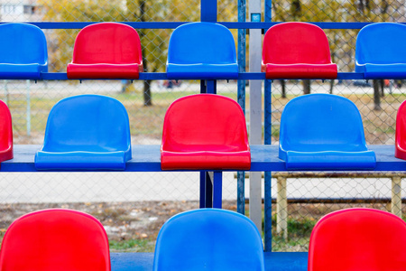 体育场球迷论坛报。空蓝色和红色塑料彩色体育场座位。抽象与体育理念