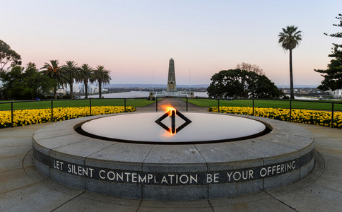 国王公园战争纪念馆在日落时