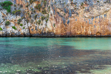 海片断的结合背景和岩石特写镜头的一部分