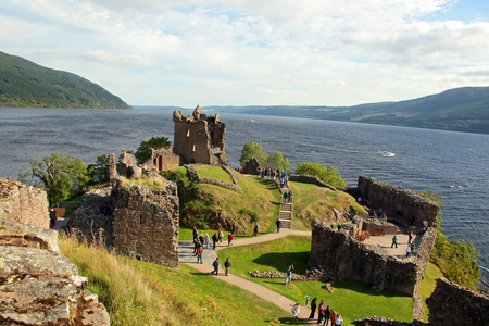 厄克特城堡在尼斯湖中，苏格兰，英国旁边