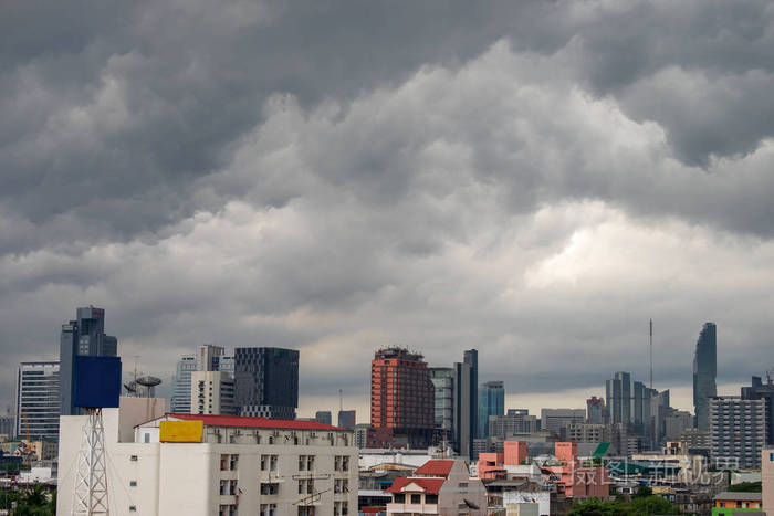 在暴风雨来临之前或下雨之前, 一群乌云形成并聚集在城市上空.