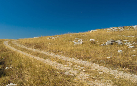 克里米亚半岛艾 Petri 山地台地石路 Autumanl 景观