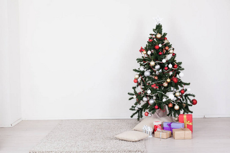 圣诞树与玩具礼物与新年的花环