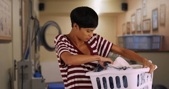 年轻妈妈在洗衣店洗衣服的肖像
