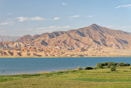 Toktogul 水库, 吉尔吉斯斯坦, 2018年8月采取的山脉