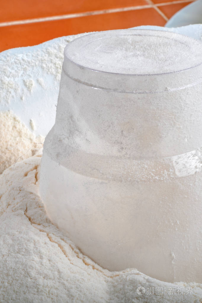 配有量杯的面粉