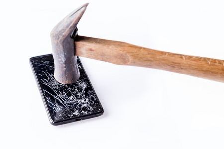 锤子和破碎屏幕上白色的智能手机