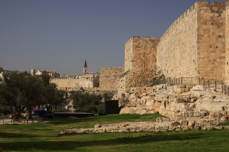 在附近 Jaffa 门古城墙考古公园