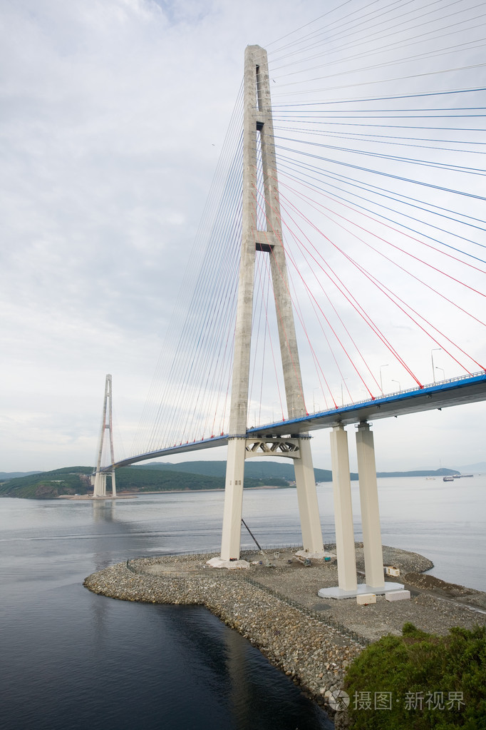 新悬索桥在海参崴俄罗斯岛上