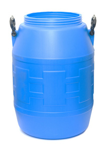 孤立的白色衬底上的蓝色塑料桶
