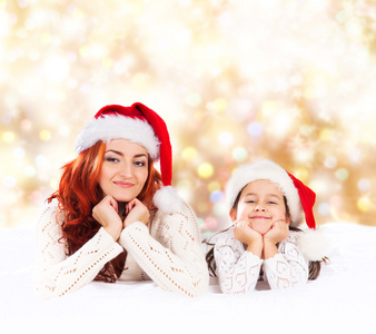 年轻和快乐的母亲和女儿在圣诞节背景