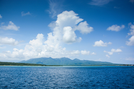 热带海洋和蓝蓝的天空