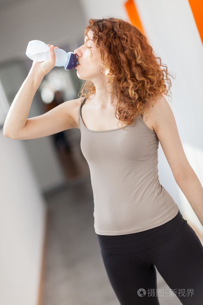 从一个瓶子里的女人喝水