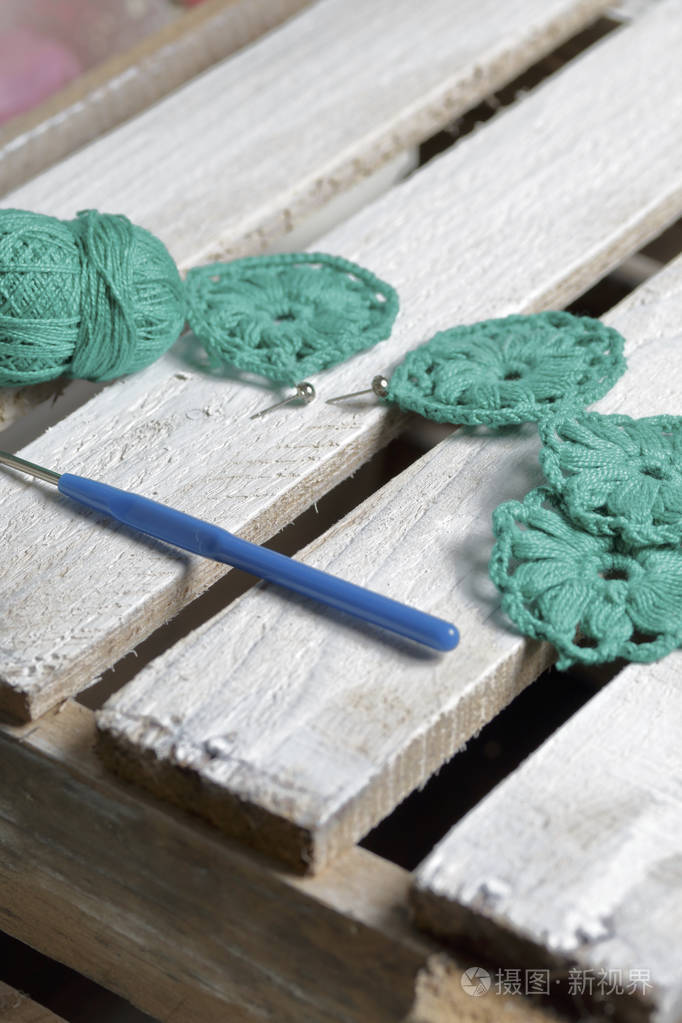 由企业家编织的耳环.针织,钢坯和成品螺纹