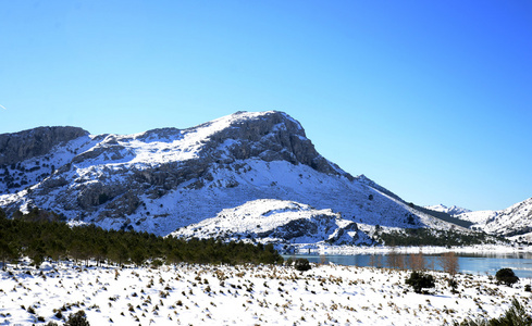 大雪在塞拉利昂 de Tramuntana 在马略卡岛，西班牙