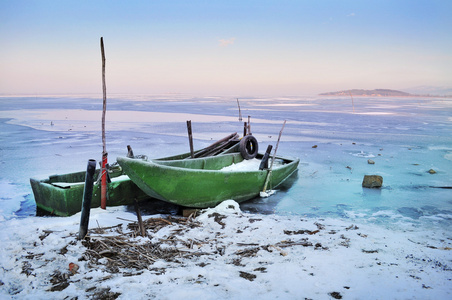 在结冰的湖面上的小船
