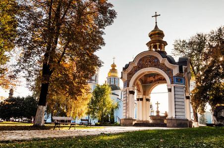 风景如画的圣迈克尔金色圆顶修道院与公园在秋季阳光明媚的一天, 基辅, 乌克兰