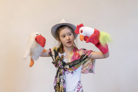 女孩8年的帽子玩抹布娃娃。木偶表演乌鸦和公鸡。创意玩具