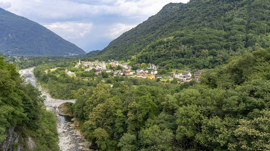 瑞士提契诺 Intragna 附近的 Centovalli 山谷