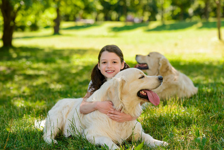 在温暖的木地板上抱着小狗的女孩女人抱着她可爱的小狗可爱的年轻女孩