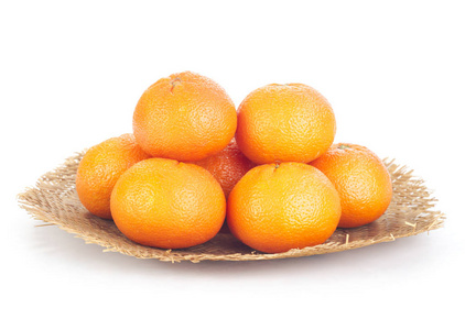 新鲜的橘子在一个篮子查出的白色背景