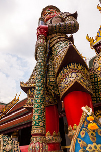 在翡翠佛曼谷神庙的巨型雕像