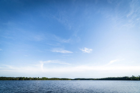 大湖在纯净的自然环境中与森林到处和蓝色天空